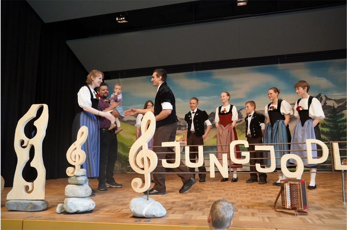 David Zimmermann von den Lengger Bärgstimmi dankte Barbara und Christian Moor fü...