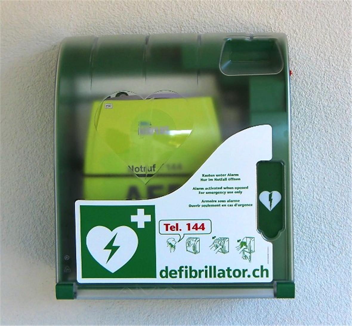 Defibrillator im Wandkasten beim Haupteingang zur Verwaltung.