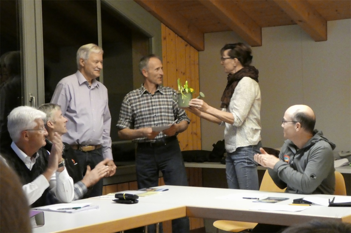 Dem scheidenden Kassier, Urs Stucki,  wird von der Sekretärin, Heidi Wampfler, e...