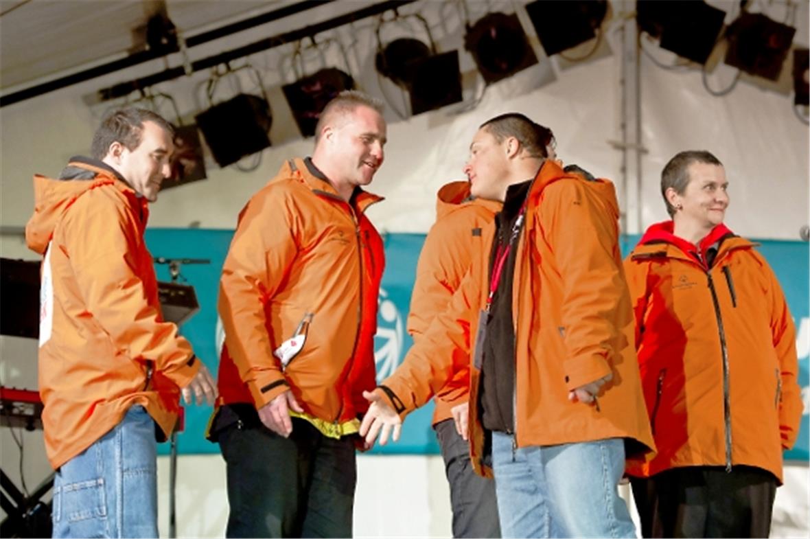 Den Fahnenträgern wird gedankt während der Eröffnungsfeier der Nationalen Winter...