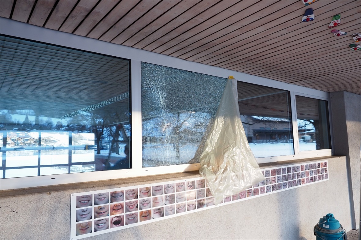 Den Hausmeistern bleibt am Tagesende die Schadensbeseitigung: das Abkleben der Fenster und Aufräumen der Scherben; hier das vordere Fenster der Turnhalle.