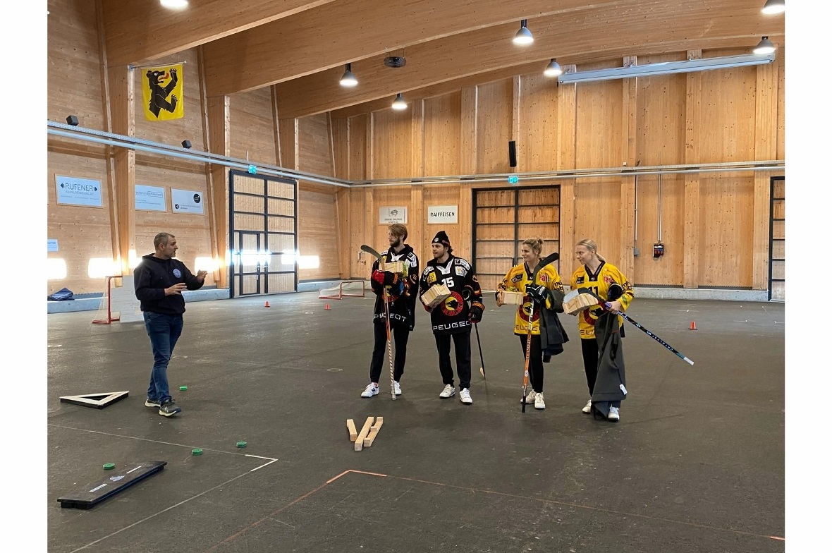 Den Hockeystars wurde eine Box mit einheimischen Spezialitäten übergeben.