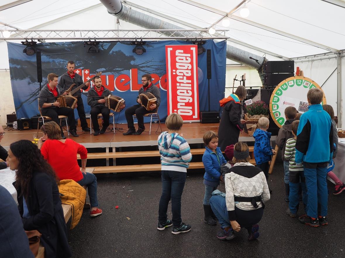 Den Nachmittag gestalteten zehn Vereine mit ihren Ständen und diversen Darbietun...