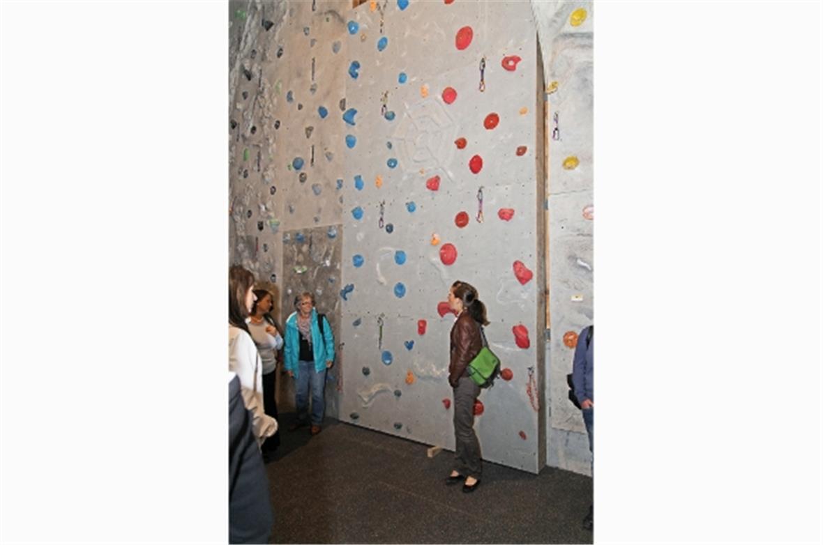 Denise Bächler orientiert vor der Kletterwand.