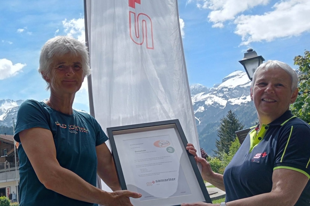Denise Hunziker gewinnt beim Wettbewerb im Springseilhüpfen einen Gutschein, überreicht von der Präsidentin Maria Siegfried.