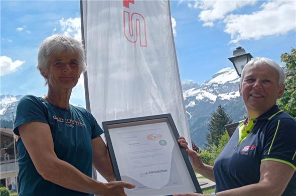 Denise Hunziker gewinnt beim Wettbewerb im Springseilhüpfen einen Gutschein, überreicht von der Präsidentin Maria Siegfried.