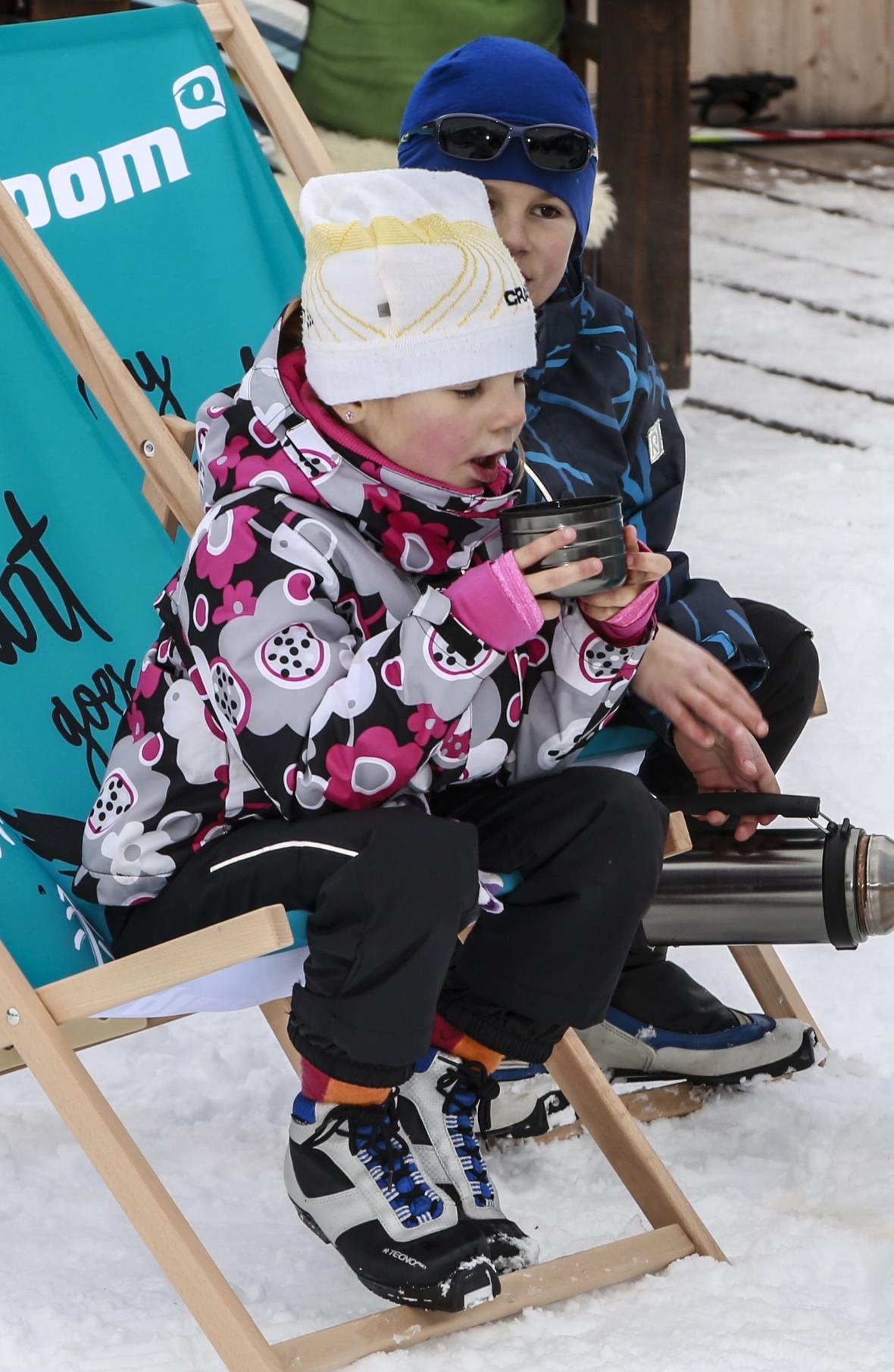 Denzwei kleinen Langläufern schmeckt der heisse Tee