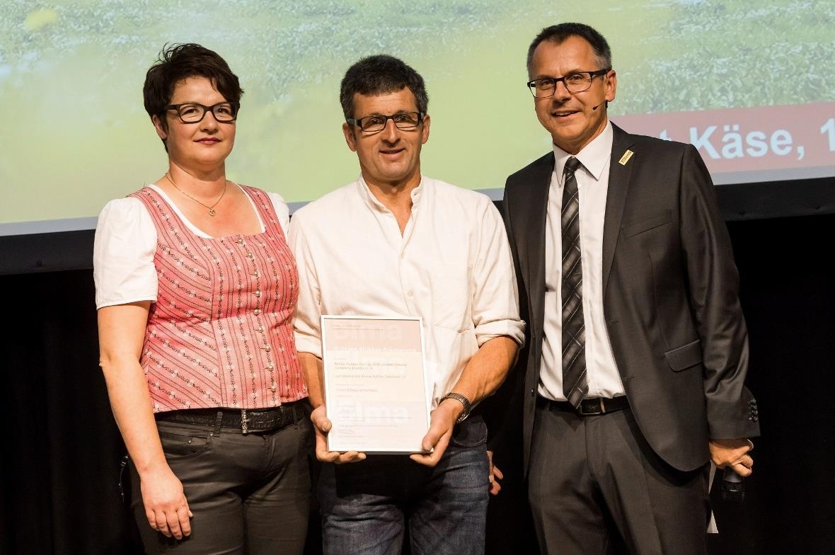 Der 1. Rang in der Kategorie Berner Alpkäse AOP, Jg. 2016, ging an die Oberstockenalp, Gemeinde Erlenbach: Verena und Werner Bühler sowie Markus Hobi (Jury-Vorsitz).