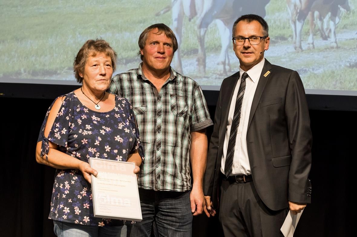 Der 3. Rang (Fr. 200) in der Kategorie Berner Hobelkäse AOP, Jg. 2015, ging an die Alp Schwalmfluh, Gemeinde Oberwil, von Monika und Martin Stähli, Burgistein: Monika und Martin Stähli sowie Markus Hobi (Jury-Vorsitz).