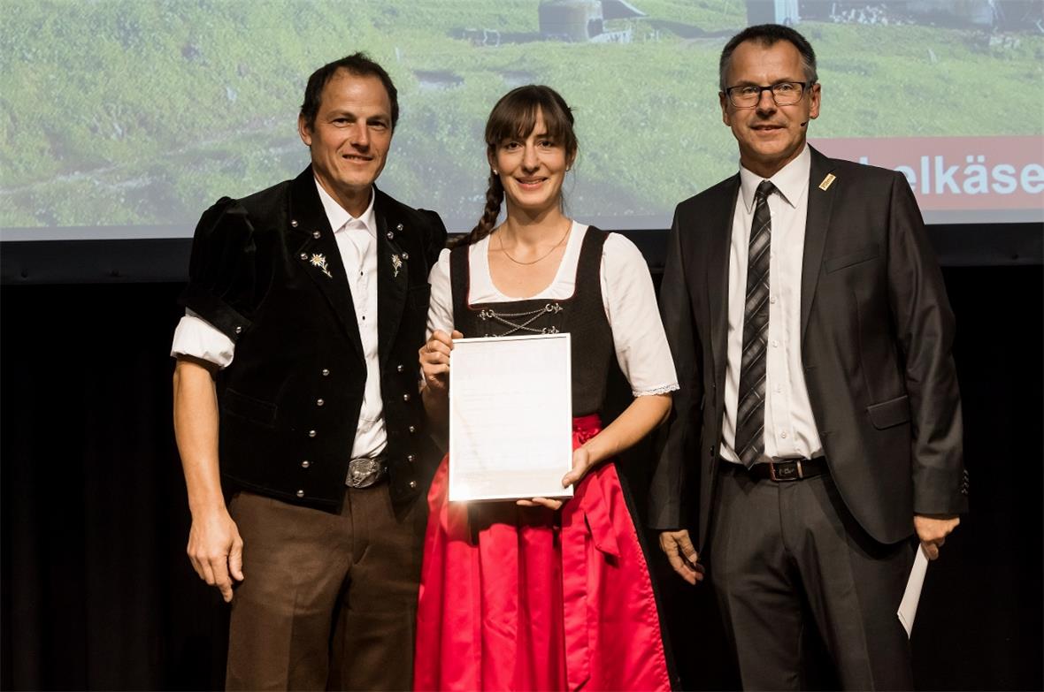 Der 4. Rang (Fr. 100) in der Kategorie Berner Hobelkäse AOP, Jg. 2015, ging an die Alp Ahorni, Gemeinde Lenk, von Katharina Dorn und Adrian Zeller, Lenk: Adrian Zeller und Katharina Dorn sowie Markus Hobi (Jury-Vorsitz).