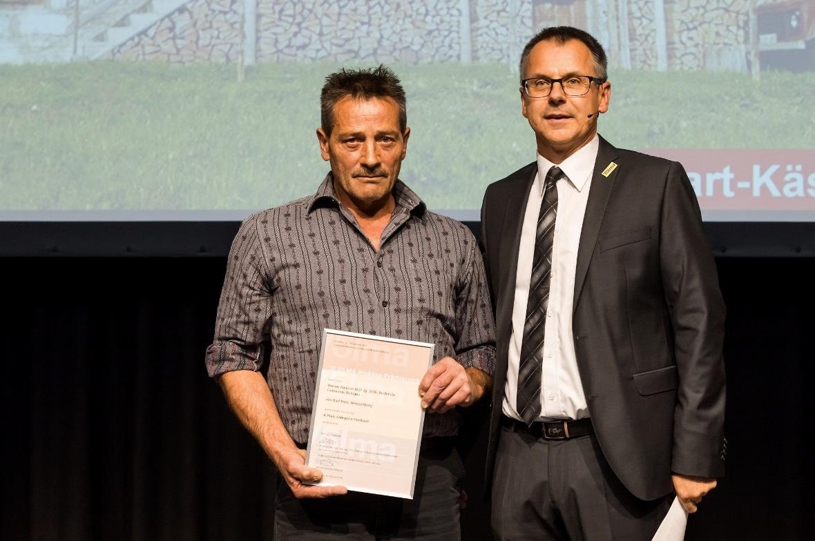 Der 4. Rang (Fr. 400) in der Kategorie Berner Alpkäse AOP, Jg. 2016, ging an die Bodenalp, Gemeinde Boltigen, von Karl Bieri, Weissenburg: Karl Bieri und Markus Hobi (Jury-Vorsitz).