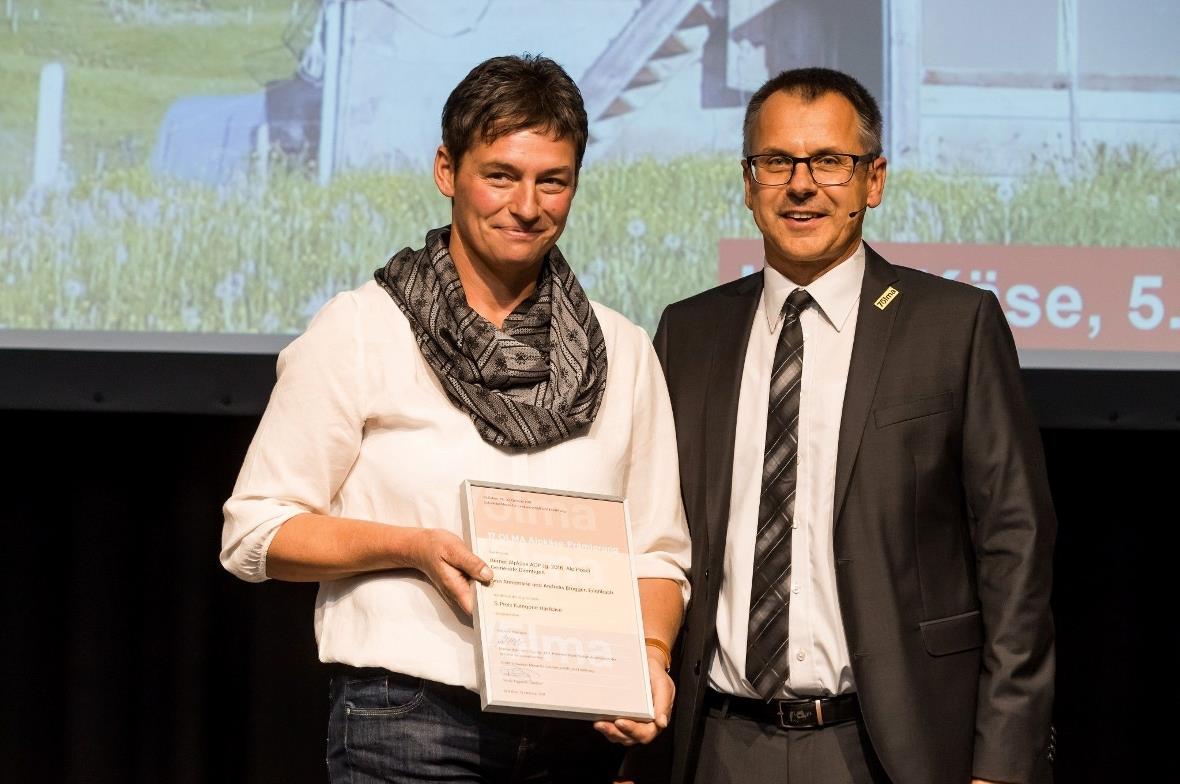 Der 5. Rang in der Kategorie Berner Alpkäse AOP, Jg. 2016, ging an die Alp Hösel, Gemeinde Diemtigen von Annemarie und Andreas Brügger, Erlenbach: Annemarie Brügger und Markus Hobi (Jury-Vorsitz).
