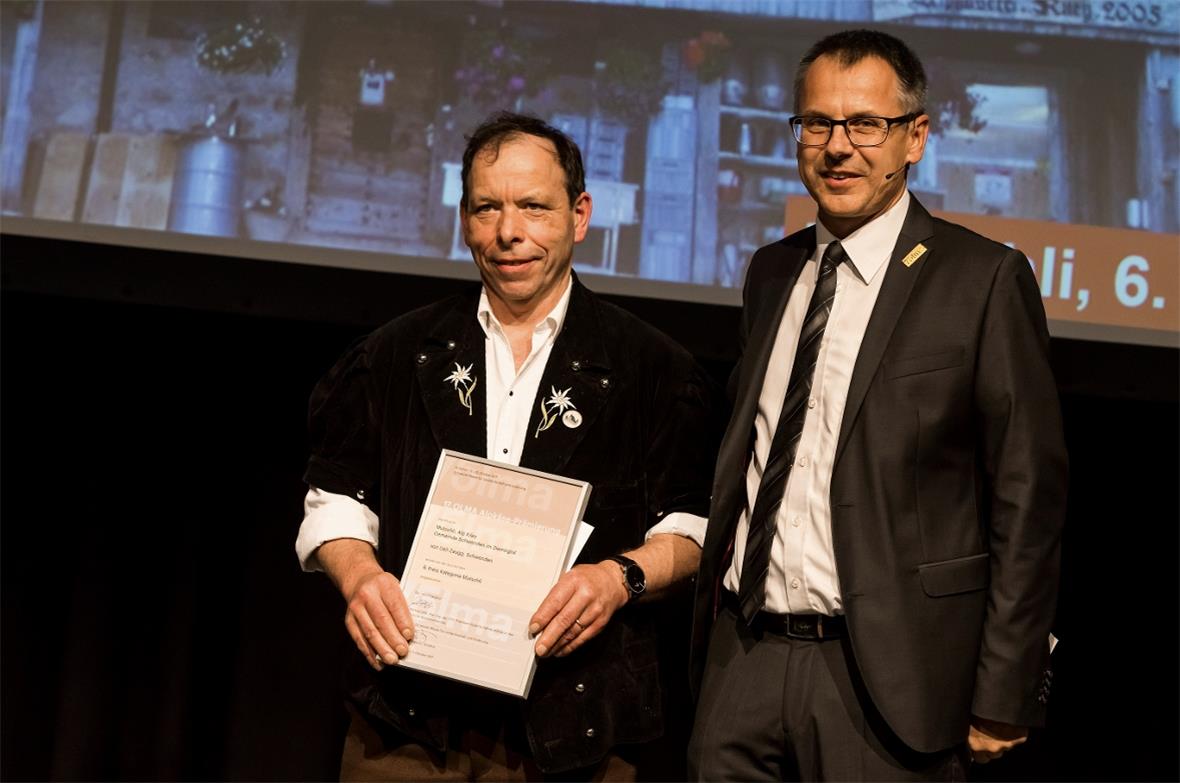 Der 6. Rang (Fr. 200) in der Kategorie Mutschli, ging an die Alp Kiley, Gemeinde Schwenden im Diemtigtal: Ueli Zaugg und Markus Hobi (Jury-Vorsitz).