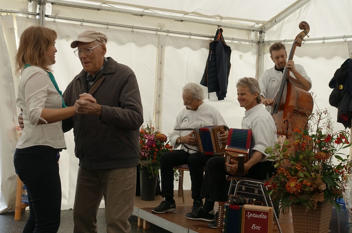 Der 90-jährige Viktor Gobeli geniesst neben dem Aufenthalt im Altersheim die mus...