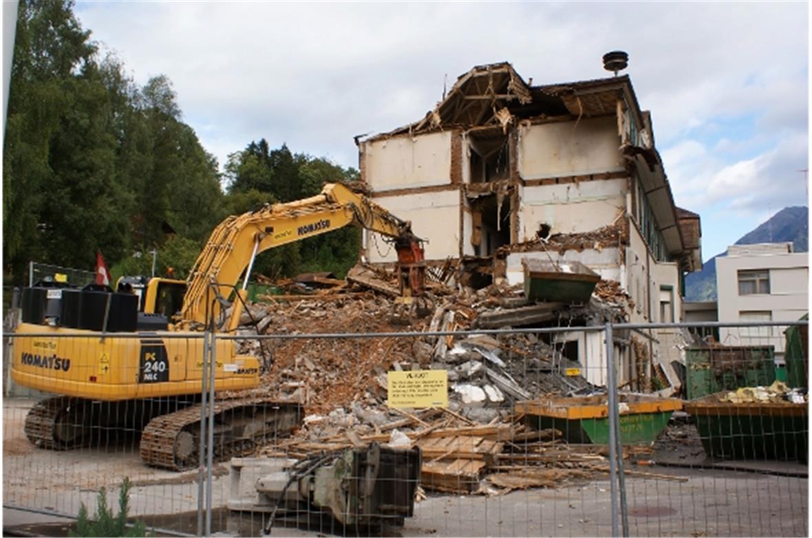 Der Abbruchhammer rückt dem ehemaligen Spital Erlenbach zu Leibe. Auf diesem Areal sollen in einer ersten Etappe 24 neue Alters- und pflegebetten entstehen.