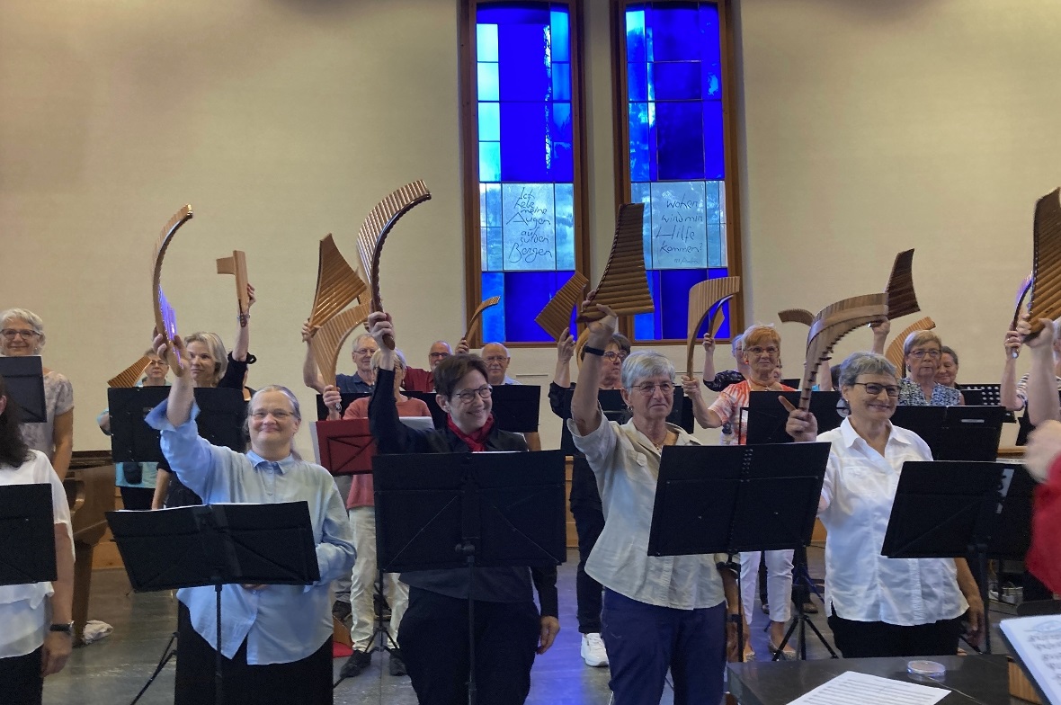 Der Abschiedsgruss der Panflötisten ist ein das Winken mit der hochgehaltenen Flöte.