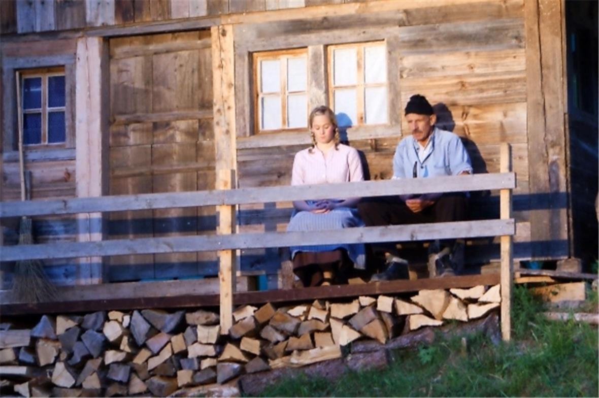 Der Alp-Öhi mit seiner verliebten Grosstochter.