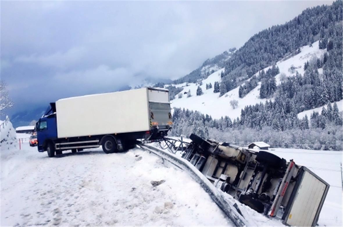 Der Anhänger kam auf der Seite liegend zum Stillstand.