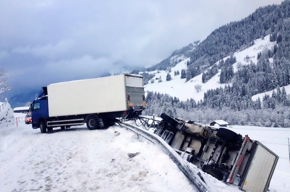 Der Anhänger kam auf der Seite liegend zum Stillstand.