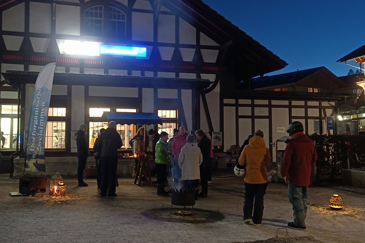Der Apéro der Dorforganisation Zweisimmen fand Ende 2025 am Bahnhof statt.