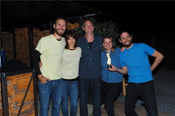 Der Auftakt des «Bärgsummers» ist geglückt: Der «PissoirPokal» ging in dieser Runde an das Zürcher Team (rechts) mit Simone Schwegler und Niggi Hégelé. In der Mitte Organisator Phipu Bigler und das Berner Team mit Max de Boer und Sarah Arnold.