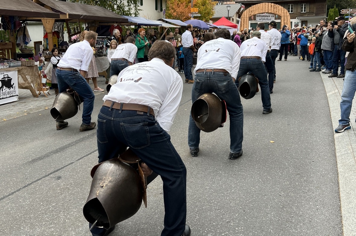 Der Auftritt desTrychlerklub Strubelgruess Lenk wurde durch schier akrobatischen...