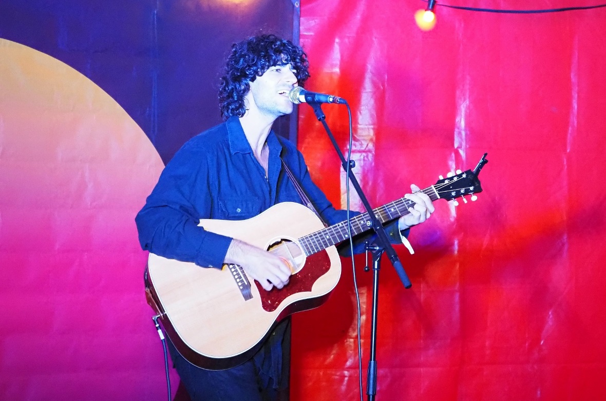 Der Australier Ben Camden am Mittsommerfestival 2023 an der Lenk.