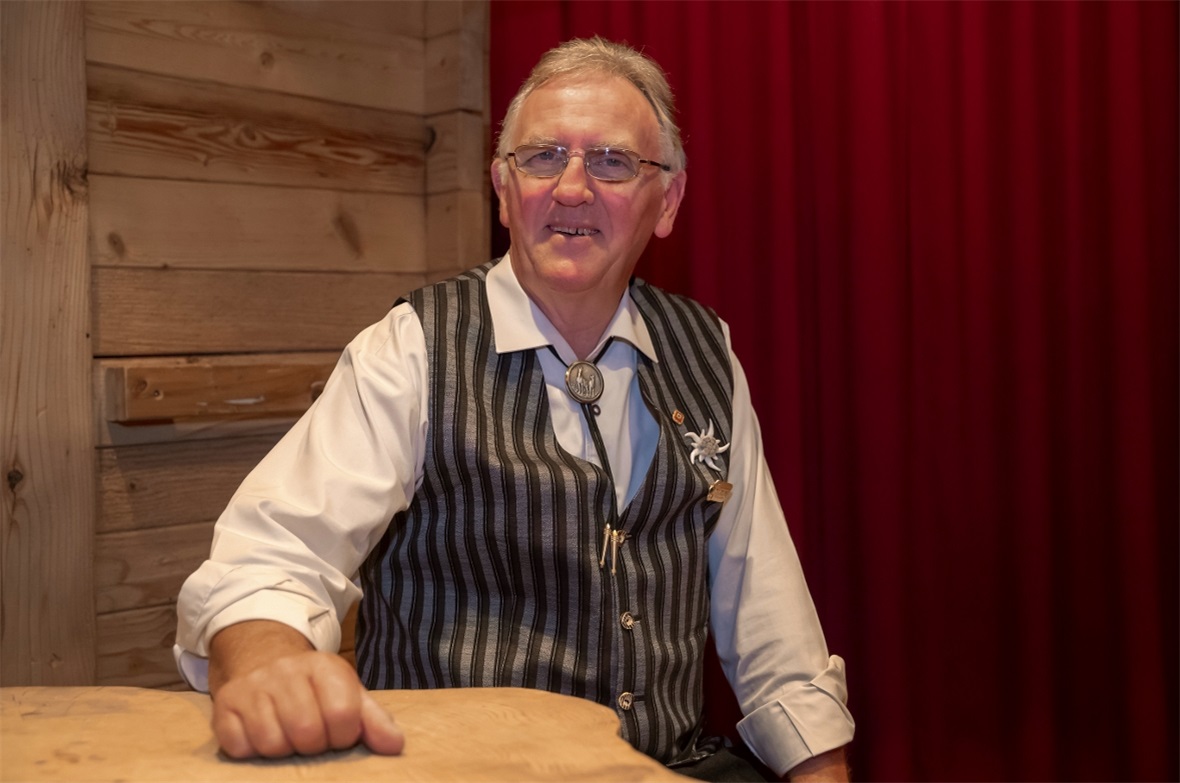 Der Autor, Maler und Sänger Kurt Hofmann.