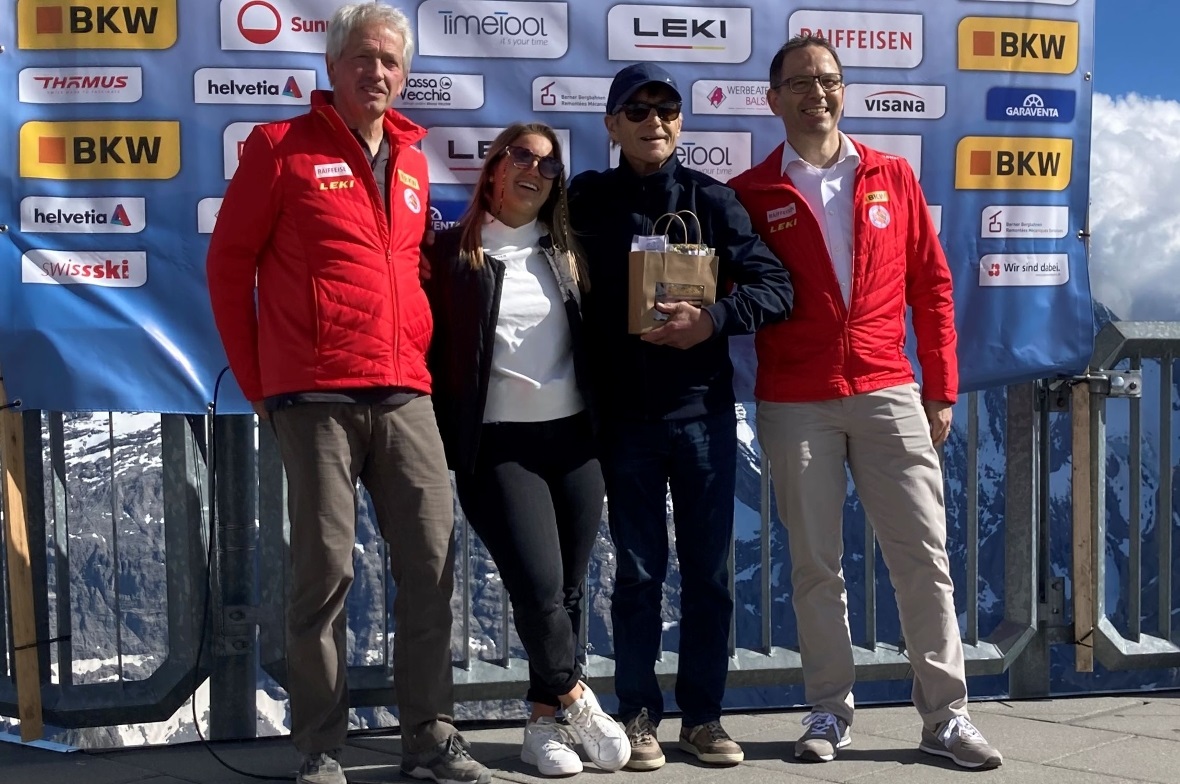 Der BOSV ehrte seinen langjährigen Verbandsarzt: Präsident Johny Weissmüller, Joana und Beat Hählen sowie Finanzchef Thomas Jampen.