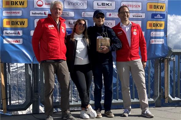 Der BOSV ehrte seinen langjährigen Verbandsarzt: Präsident Johny Weissmüller, Joana und Beat Hählen sowie Finanzchef Thomas Jampen.