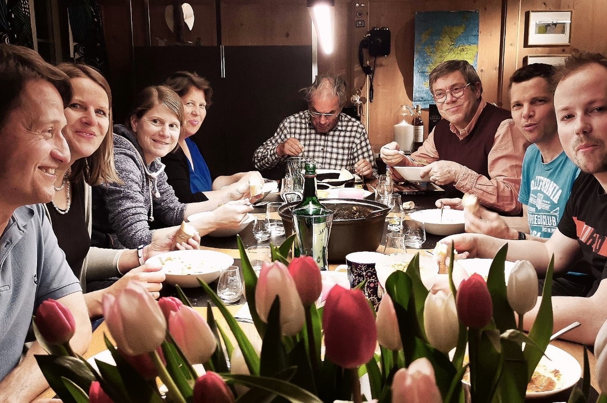 Der Badmintonclub gemütlich am Whisky/Gulasch-Abend.