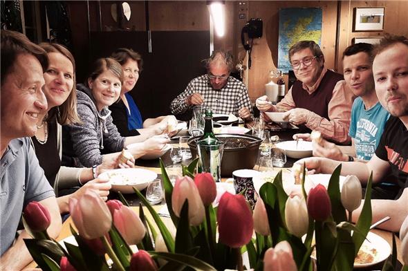 Der Badmintonclub gemütlich am Whisky/Gulasch-Abend.