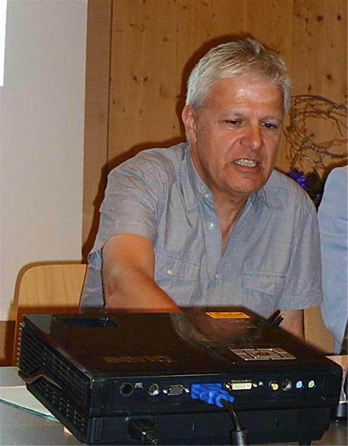 Der Bauprojektberater Rolf Borer aus Bern erläutert das Vorgehen bei der Projektierung des geplanten Wohnheimneubaus an der Lenk.