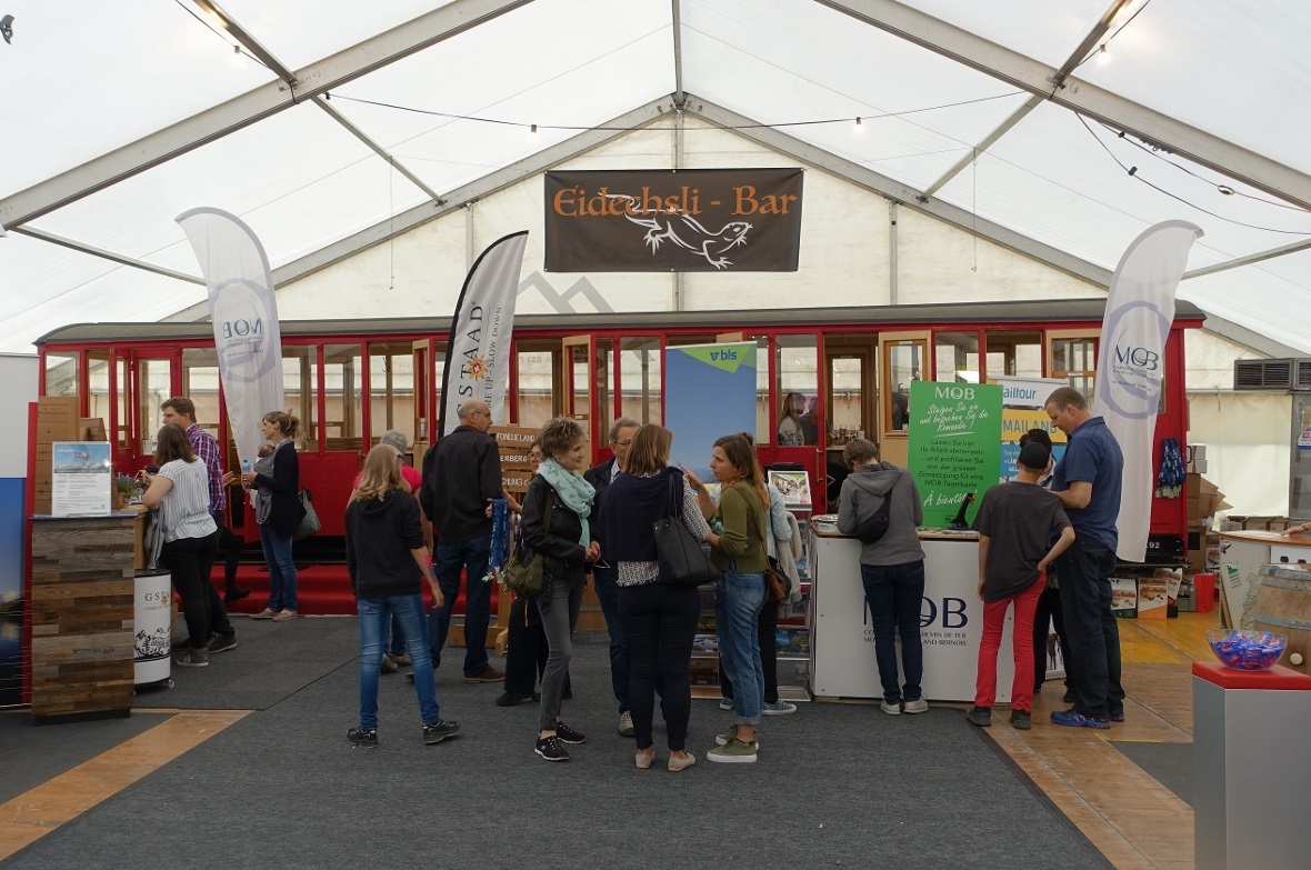 Der Belle-Époque-Wagen der MOB war ein Eyecatcher im Zelt.