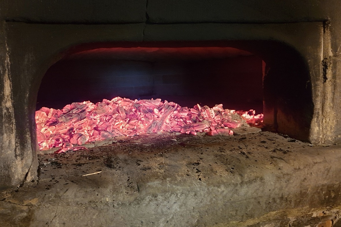 Der Boden des Ofens war von einem Teppich oranger Glut bedeckt.