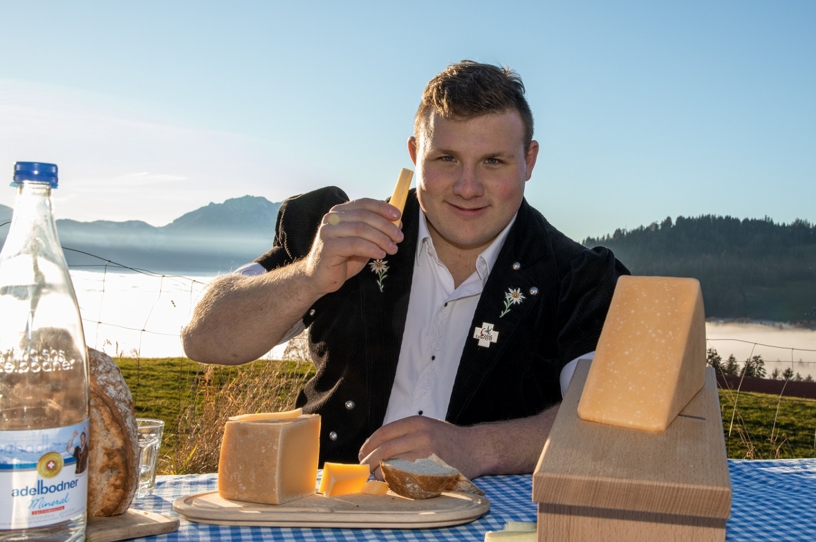 Der Botschafter von Berner Alpkäse AOP, Patrick Gobeli, stand 2020 zwar nicht im Sägemehl, aber dafür für CASALP, die Sortenorganisation Berner Alp- und Hobelkäse AOP, vor der Kamera.