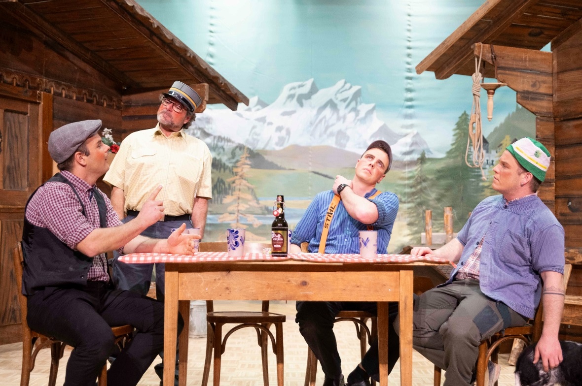 Der Briefträger bringt keine guten Nachrichten. Gottfried Stünzi (David Gerber), Briefträger Wipf (Hansueli Mani), Heiri Tobler (Fabian Kunz) und Jakob Amacher (Claudio Schäfer), hören gut zu.