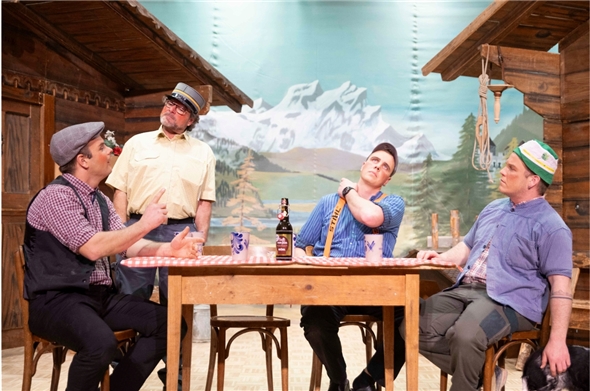 Der Briefträger bringt keine guten Nachrichten.  Gottfried Stünzi (David Gerber), Briefträger Wipf (Hansueli Mani), Heiri Tobler (Fabian Kunz) und Jakob Amacher (Claudio Schäfer), v.l., hören gut zu.