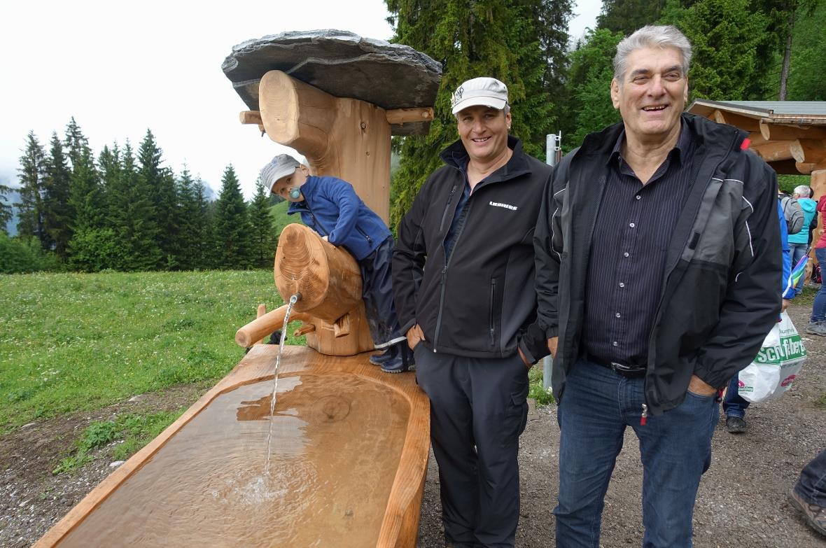Der Brunnenerbauer Kari Messerli freute sich zusammen mit Sohn Neil über die rüh...
