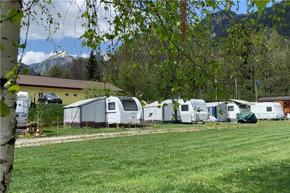 Der Campingplatz Arnist ist frisch gemäht, bereit um Gäste zu empfangen!