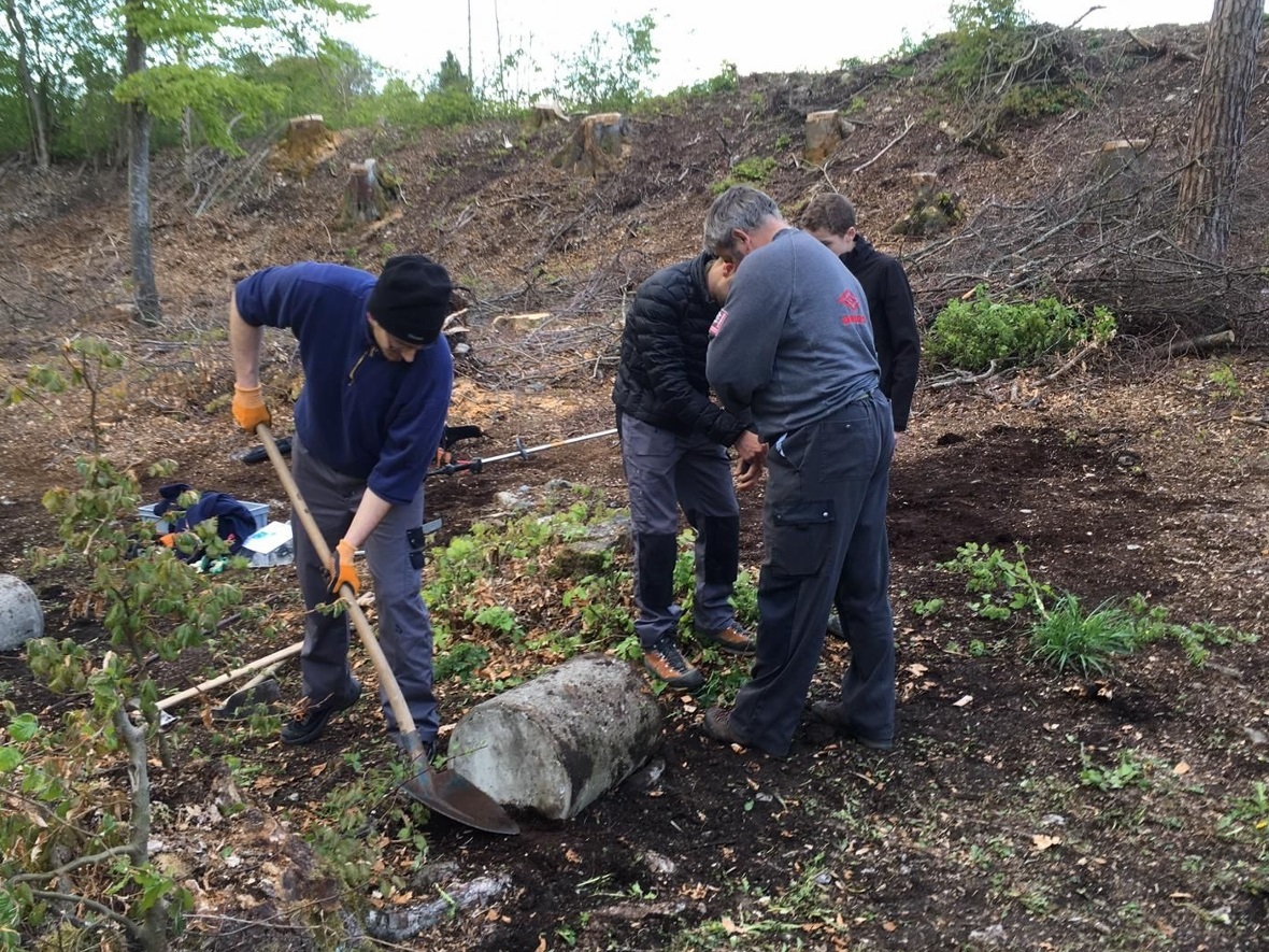 Der Chef Daniel «Kampf» Meier (mit grauem Pulli) kontrolliert die Arbeit.