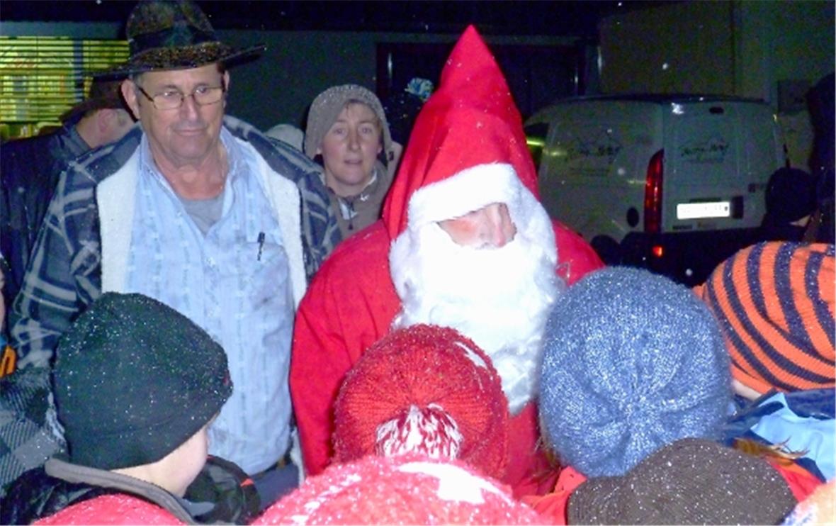 Der Chlous wird umlagert, hinten Präsident Fred Stocker