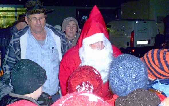 Der Chlous wird umlagert, hinten Präsident Fred Stocker