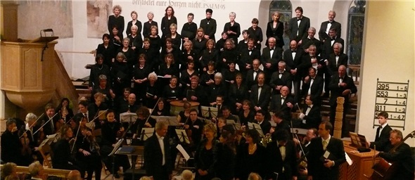 Der Chor, das Orchester und die Solisten empfangen den wohlverdienten Applaus.