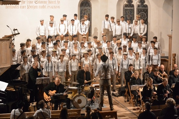 Der Chor im Breitsch und die Second Line Bigband brachten die Kirche von Zweisimmen zum Swingen.