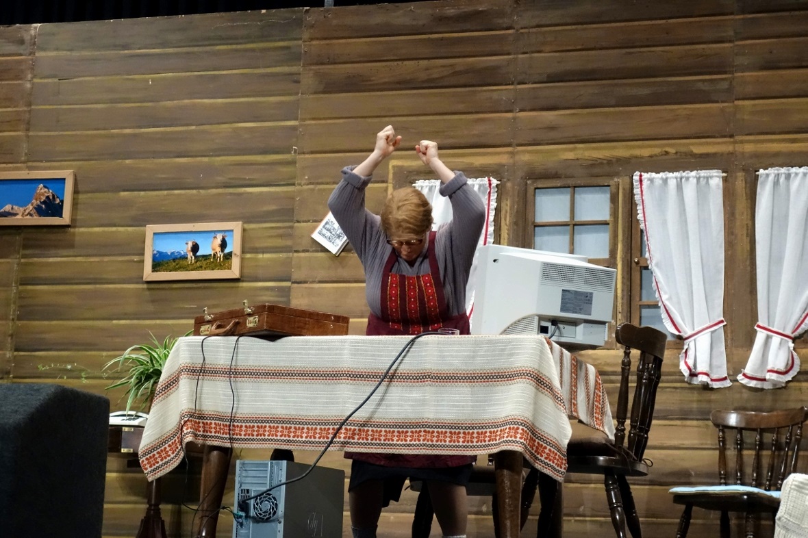 Der Computer muss weg! Regula Dänzer als Magd Babet.