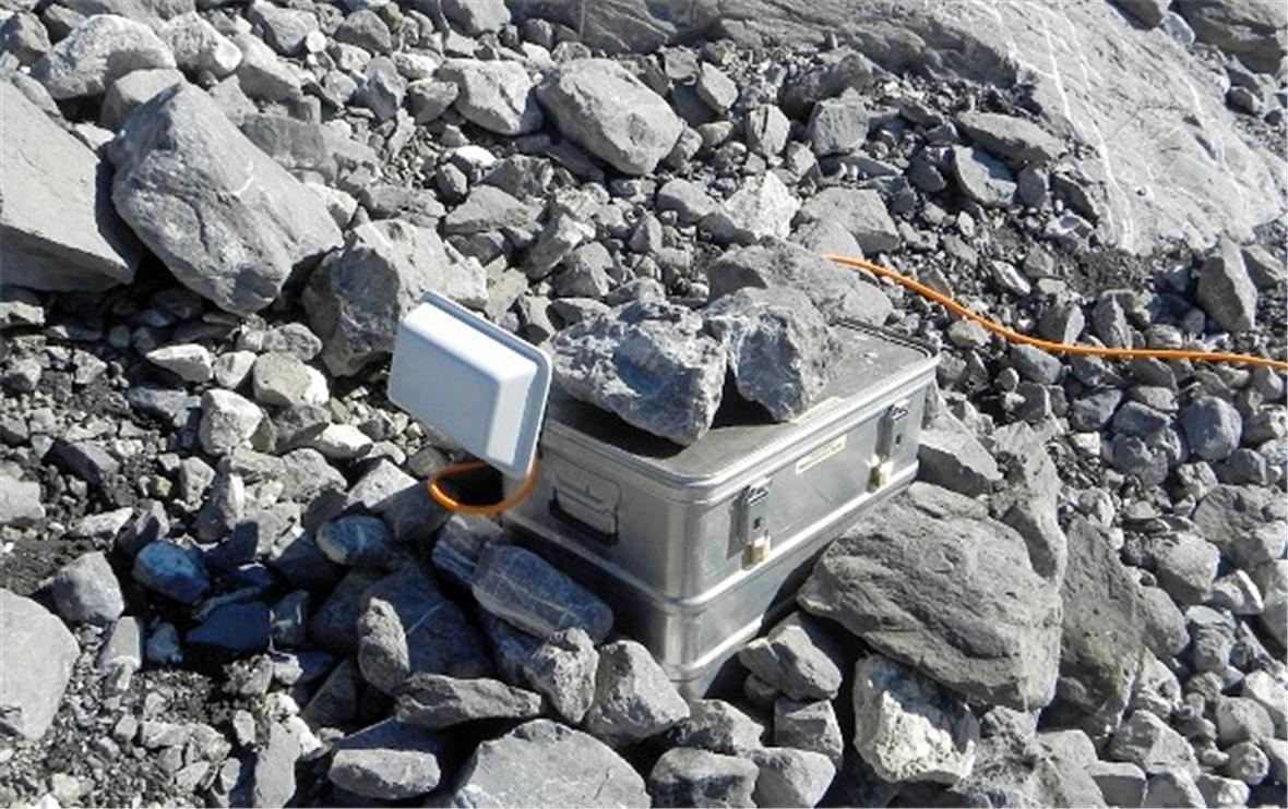 Der Datenlogger für die Übermittlung des Wasserstandes steht am Seerand.