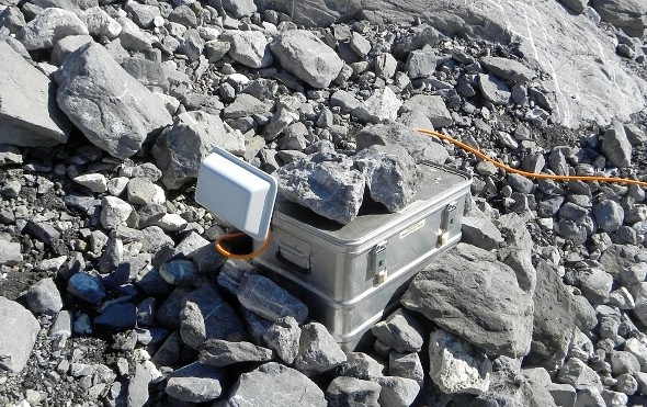 Der Datenlogger für die Übermittlung des Wasserstandes steht am Seerand.