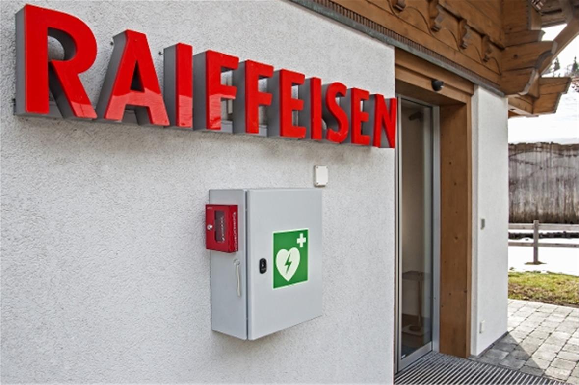 Der Defibrillator in Reidenbach. Das rote Kästchen an der linken Seite mit dem d...