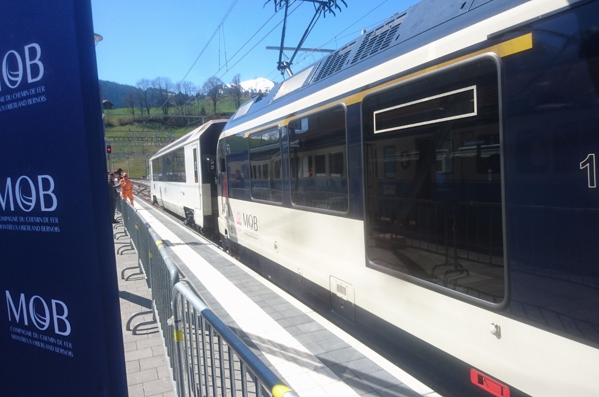 Der Demonstrationszug befährt die Umspuranlage, wobei der weisse Wagen von Schma...